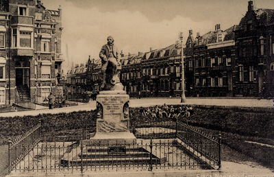 10952 Het standbeeld van Frans Naerebout op Boulevard Bankert. Beeldhouwer A.G. van Lom. Onthuld op 9 aug. 1919.