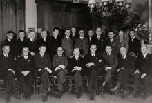 10979 Ambtenaren en bestuurders van de gemeente Vlissingen in 1945. Van l. naar r. zittend: dokter Sissingh, J. ...