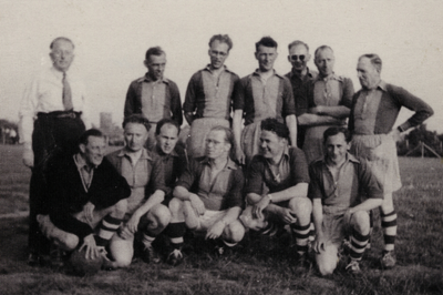 10980 Voetbalteam van het gemeentepersoneel Vlissingen. Knielend van l. naar r.: J. Stroom, W.A. Segeler, A. Clarisse, ...