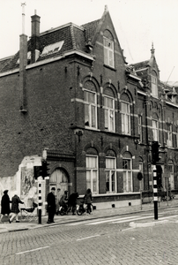 11004 Het voormalige Burger Weeshuis aan de Badhuisstraat zal binnenkort gesloopt worden. Het pas gebouwde pand werd op ...