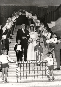 11013 Huwelijksfoto op de trap van het stadhuis van de heer Louis Henning en mej. Annelies de Best, leidster van de ...