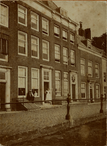11021 Huizen aan de westzijde van het Droogdok. Droogdok 1 (Links) het huis van notaris Paap, Droogdok 2 (In het ...