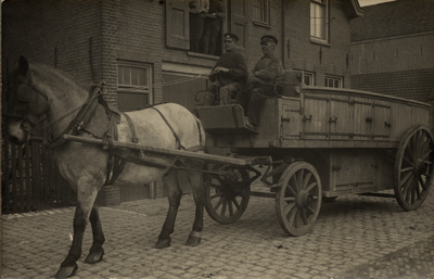 11027 Gemeentelijke reinigingsdienst in de Paardenstraat in Vlissingen. Het paard Kas voor de tonnetjeswagen (de ...