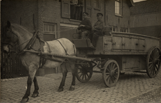 11027 Gemeentelijke reinigingsdienst in de Paardenstraat in Vlissingen. Het paard Kas voor de tonnetjeswagen (de ...