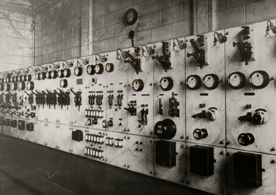 11037 Instrumentenpaneel in de uit 1909-1910 stammende electriciteitscentrale aan de Koningsweg in Vlissingen