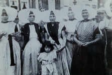 11041 Op de foto van l. naar r. Saar Keersemaker-Meerman, Teu Meerman, Neeltje van Belzen-Oreel, Jannetje Oreel, Wanne ...