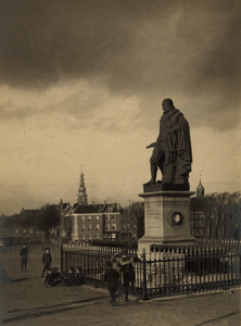 11095 Het standbeeld van M.A. de Ruyter op het Keizersbolwerk op Boulevard de Ruyter. Onthuld in 1841 op het De ...