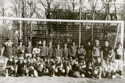 11096 Schoolvoetbal 1980. Oefenwedstrijd Marnixschool - Stemerdingschool
