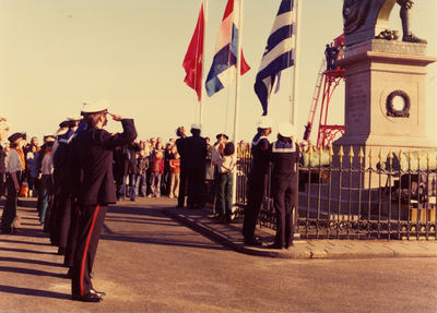11138 Herdenking van de 300ste sterfdag van M.A. de Ruyter. Het hijsen van de vlaggen (de Nederlandse driekleur, het ...