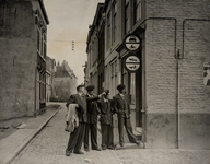 11161 Molenstraat hoek Bakkersgang (rechts). Voormalige leden van het 4e Commando bezoeken Vlissingen vanwege de ...