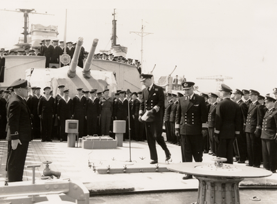 11180 Op 14 mei 1954 werd aan boord van Hr. Ms. Jacob van Heemskerck het commando Mariteime Middelen en het commando ...