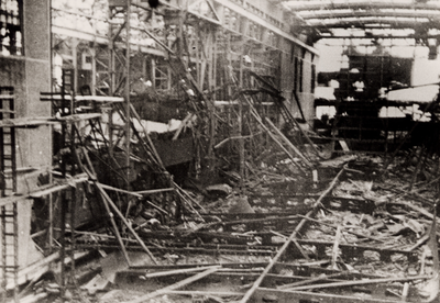 11196 Tweede Wereldoorlog. Kon. Mij. De Schelde. Interieur dokloods op het Eiland door bommen getroffen