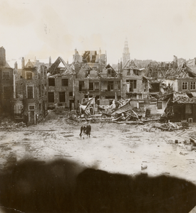 11220 Tweede Wereldoorlog. Vanaf Boulevard de Ruyter gezicht op de verwoeste huizen in de Slijkstraat