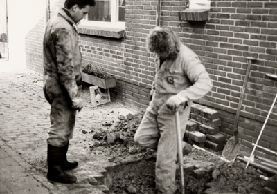 11225 In de jaren 50 en 60 werden in veel huishoudens oliekachels gebruikt. De huisbrandolie werd opgeslagen in tanks ...