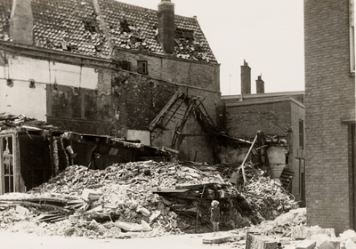 11257 Tweede Wereldoorlog. Verwoeste panden in de Breewaterstraat na het bombardement op 1 juni 1942