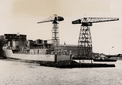 11258 Kon. Mij. De Schelde, bouwnummer 271. Tewaterlating onderzeebootjager Limburg door HKH prinses Beatrix vergezeld ...
