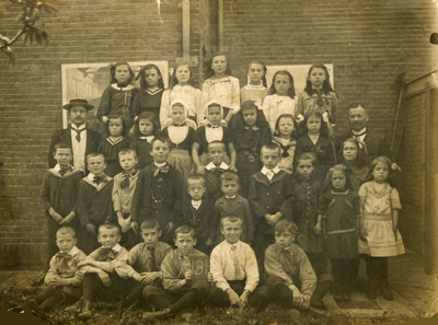 11302 Klas 3 van de Gereformeerde school in de Kasteelstraat. Links staat onderwijzer J.J. Laernoes, rechts ...