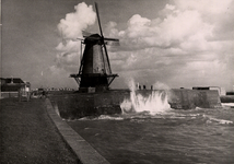 11340 De Oranjedijk met de uit 1650 daterende Oranjemolen of Oranjestam. De molen is een ronde stenen bovenkruier. In ...