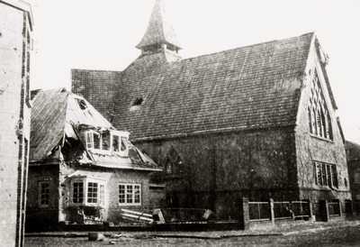 11345 Tweede Wereldoorlog. Gereformeerde Petruskerk en kosterswoning, beschadigd door het oorlogsgeweld. Gezien vanuit ...