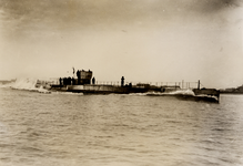 11363 Hr. Ms. K I vertrekt naar Nederlands Oost-Indië vanuit de Vlissingse haven. Bouwjaar 1914. Bouwnummer 142 gebouwd ...