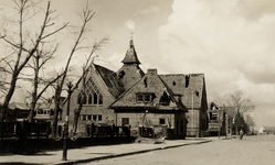 11371 Tweede Wereldoorlog. De Gereformeerde Kerk in de Paul Krugerstraat zwaar beschadigd door oorlogsgeweld van 2 op 3 ...