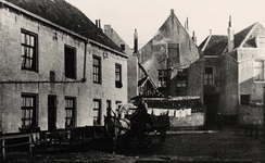 11384 Erve Bok, het hofje van het Handboogschuttersgilde, Walstraat no.75. Op de achtergrond twee huizen, waartussen ...