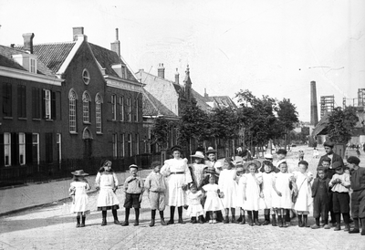11394 De Coosje Buskenstraat met links de Gereformeerde kerk, gebouwd in 1884 en rechts daarvan de Duinpoortschool, een ...