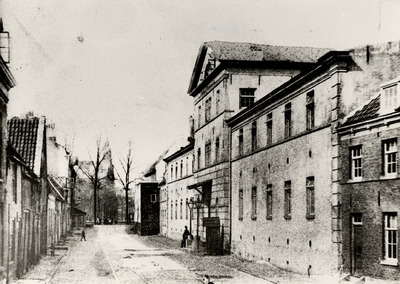 11434 De Oranjestraat met rechts de Kanonniers Kazerne Willem III, gebouwd in 1850. Foto gezien in de richting van de ...