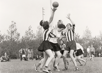 11451 Korfbalwedstrijd in Souburg, gespeeld tussen het korfbalteam van Animo uit 1951-1952 (in wit shirt) en het ...