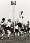 11452 Korfbalwedstrijd in Souburg, gespeeld tussen het korfbalteam van Animo uit 1951-1952 (in wit shirt) en het ...