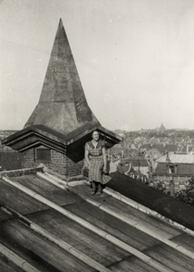 11471 Op het dak van de Nieuwe Kerk in de Wilhelminastraat.