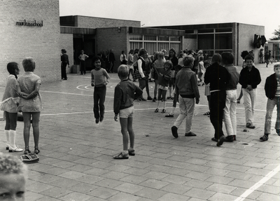 11636 De R.K. Markusschool aan de Falckstraat. De leerlingen op het schoolplein op de 1e dag na de zomervakantie
