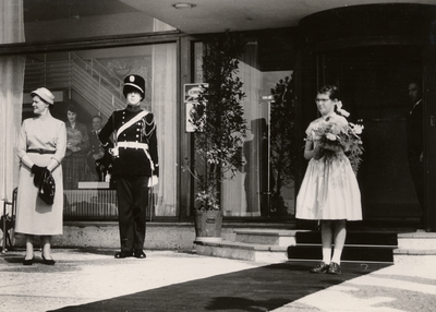 11638 Voor het Hotel Britannia op de Boulevard Evertsen in afwachting van H.M. Koningin Juliana en Z.K.H. Prins ...