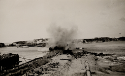 11658 Tweede Wereldoorlog. Gat in de Nolledijk ontstaan op 7 oktober 1944. Eerste sluiting op 3 september 1945. ...