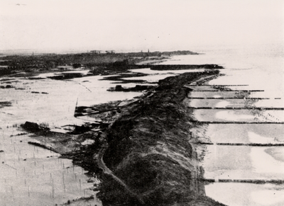 11712 Luchtfoto van Vlissingen. De duinen met daarachter de op 7 oktober 1944 stuk gebombardeerde Nolledijk waardoor ...