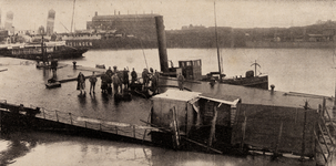 11716 Torpedo ongeluk te Vlissingen. Door onbekende oorzaak is een torpedo van een in de Buitenhaven liggende ...