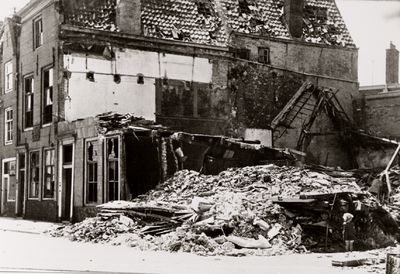 11723 Tweede Wereldoorlog. Verwoeste panden in de Breewaterstraat-hoek Pluimstraat na het bombardement op 1 juni 1942