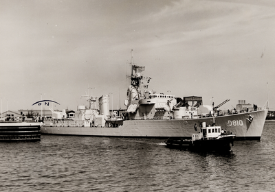 11789 Vertrek onderzeebootjager Hr. Ms. Noord-Brabant door de sluizen te Vlissingen. Op 1-3-1951 op stapel gezet bij de ...