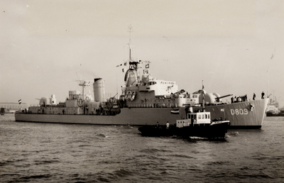 11791 Hr. Ms. onderzeebootjager Zeeland. Op 12-1-1951 op stapel gezet bij de Kon. Mij. De Schelde te Vlissingen en op ...