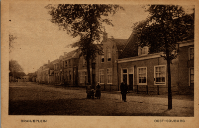 11828 'Oranjeplein. Oost-Souburg' De panden aan de westzijde van het Oranjeplein