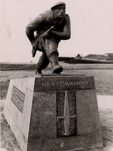 11851 Monument voor het 4e Commando, opgericht op de plek waar dit commando op 1 nov. 1944 landde. Het werd op 31 mei ...