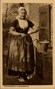11861 'Walchersche Kleederdracht' Vrouw in klederdracht bij regenput