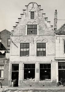 11868 Noordstraat 19 met trapgevel (ca. 1600), kozijnen met dubbele gemetselde ontlastingsbogen en uitgemetselde ...