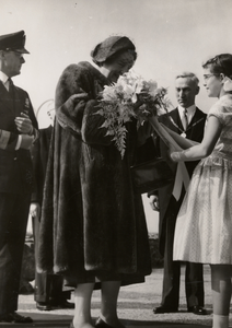 11930 Aanbieden van bloemen aan H.M. Koningin Juliana voor Hotel Britannia door het 9-jarig dochtertje van raadslid ...