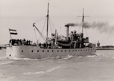 11942 Hr. Ms. mijnenlegger Hydra. 1-10-1910 op stapel gezet bij de Rijkswerf te Amsterdam. 7-11-1911 te water gelaten. ...