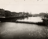 11964 Dokhaven met op de voorgrond de Tonnenbrug, oorspronkelijk Drijfbrugge genoemd, werd in 1694 aangelegd. Op de ...