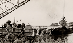 11965 Tweede Wereldoorlog. Gat in de Nolledijk ontstaan op 7 oktober 1944. Eerste sluiting op 3 september 1945. ...