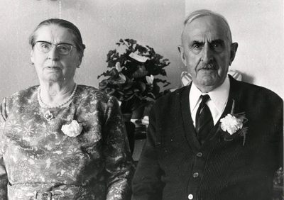 11994 In het bejaardencentrum Ter Reede vieren de heer M.A. Post en mevrouw J. Post-Bosselaar hun 60-jarig huwelijksfeest.