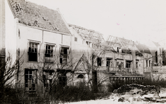12035 Tweede Wereldoorlog. Achterzijde panden van het Gasthuis in de Hellebardierstraat. Serres: de eerste klasse van ...