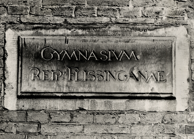 12096 Gevelsteen 'Gymnasium Rep. Flissinganae', afkomstig uit de gevel van de voormalige Latijnse school in het ...
